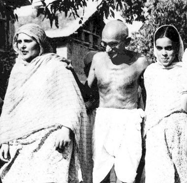 Mahatama-Gandhi-in-Srinagar-with-Begum-Akbar-Jehan-and-her-daughter-Khalida-Shah-inmarathi