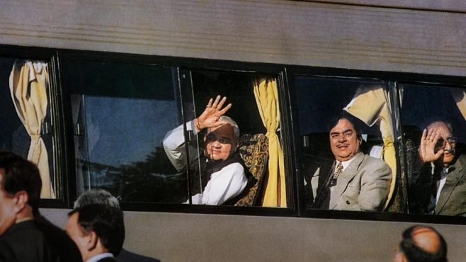 vajpayee-delhi-lahore-bus-inmarathi