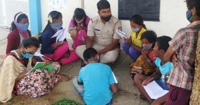 banglore cop teaches migrant inmarathi4